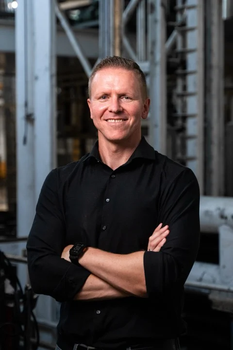 Andreas Belak in einer Industrieanlage